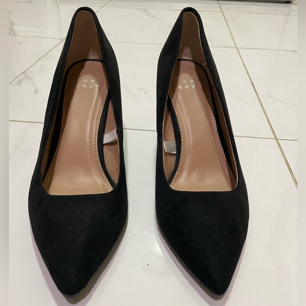Black heels pumps pointy toe stylish trendy classy chic great condition size 6.5